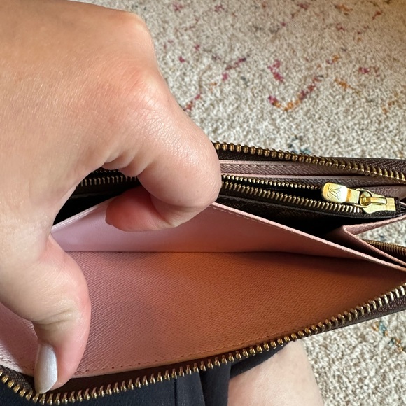 AUTHENTIC LOUIS VUITTON | Damier Ebene w Rose Ballerine interior Zippy Wallet - Picture 11 of 16